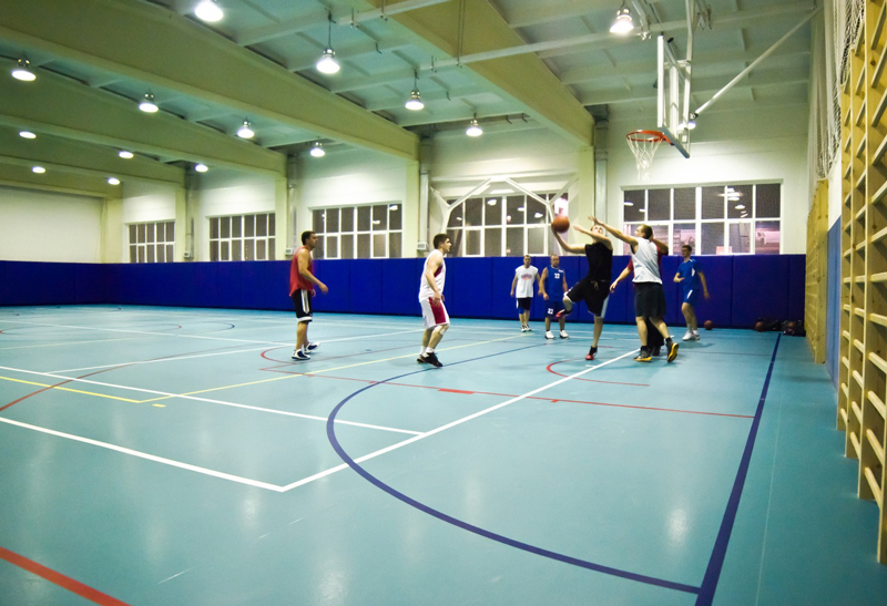 В спортивном зале находятся баскетбольные